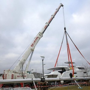 Mise à l'eau d'un catamaran au port de Sciez.